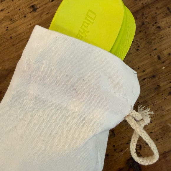 Olukai AKA flip flop
Sandals new in bag - Picture 8 of 11